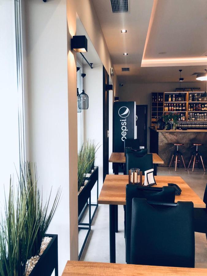 Przystanek Roszkow -Noclegi I Restauracja Exteriör bild